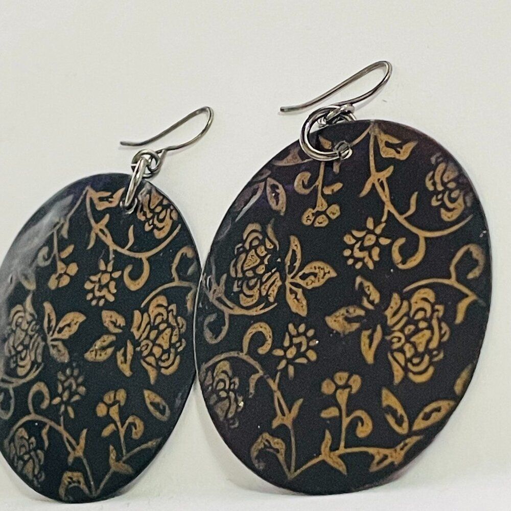 Retro Black & Gold Floral Disc Dangle Earrings Lightweight Metal Statement - Picture 2 of 7